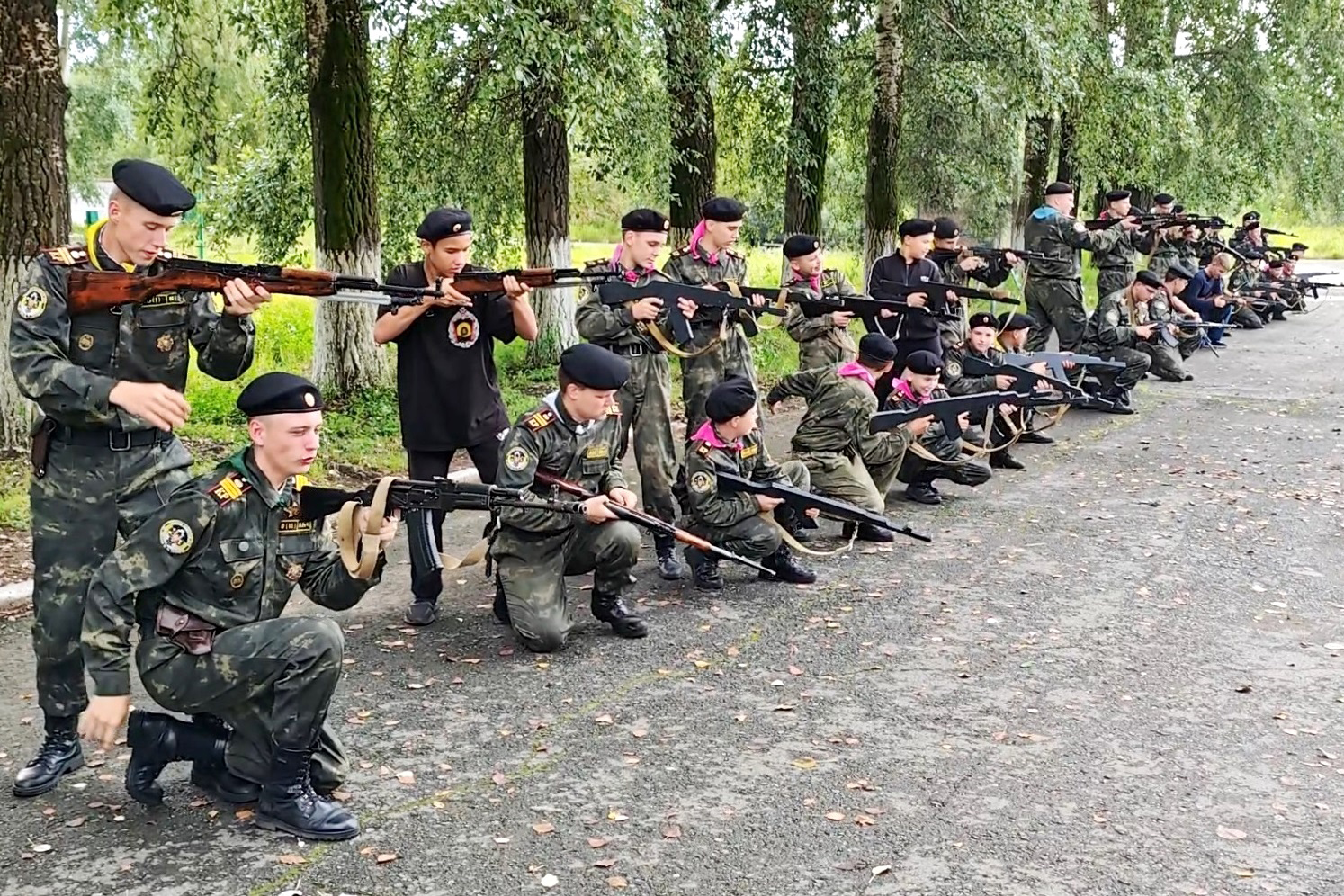 В рамках курса молодого бойца кадеты, вместе с сотрудниками компании Цербер и отрядом патриотического воспитания Боевые псы, ребята погрузились в мир военной подготовки не по учебникам и фильмам, а вживую. В рамках курса молодого бойца кадеты, вместе с сотрудниками компании Цербер и отрядом патриотического воспитания Боевые псы, ребята погрузились в мир военной подготовки не по учебникам и фильмам, а вживую.