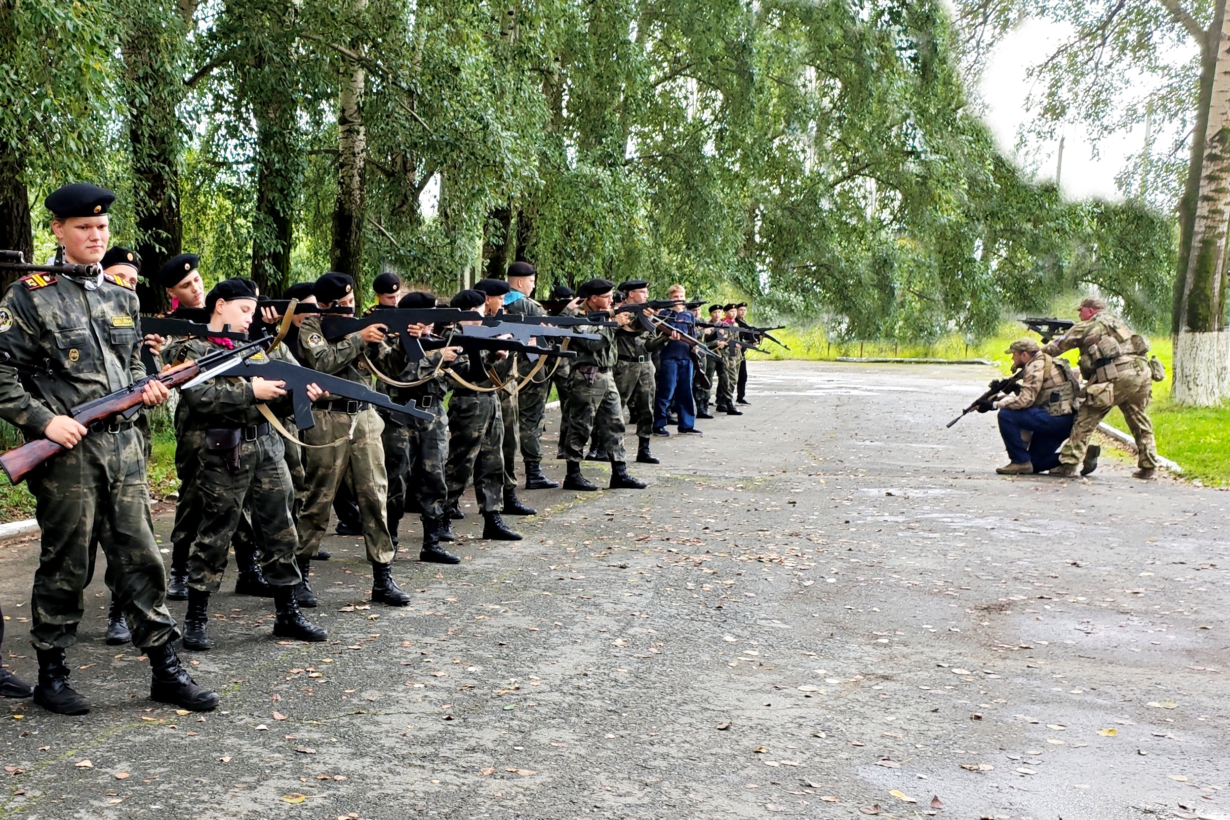 В рамках курса молодого бойца кадеты, вместе с сотрудниками компании Цербер и отрядом патриотического воспитания Боевые псы, ребята погрузились в мир военной подготовки не по учебникам и фильмам, а вживую. В рамках курса молодого бойца кадеты, вместе с сотрудниками компании Цербер и отрядом патриотического воспитания Боевые псы, ребята погрузились в мир военной подготовки не по учебникам и фильмам, а вживую.