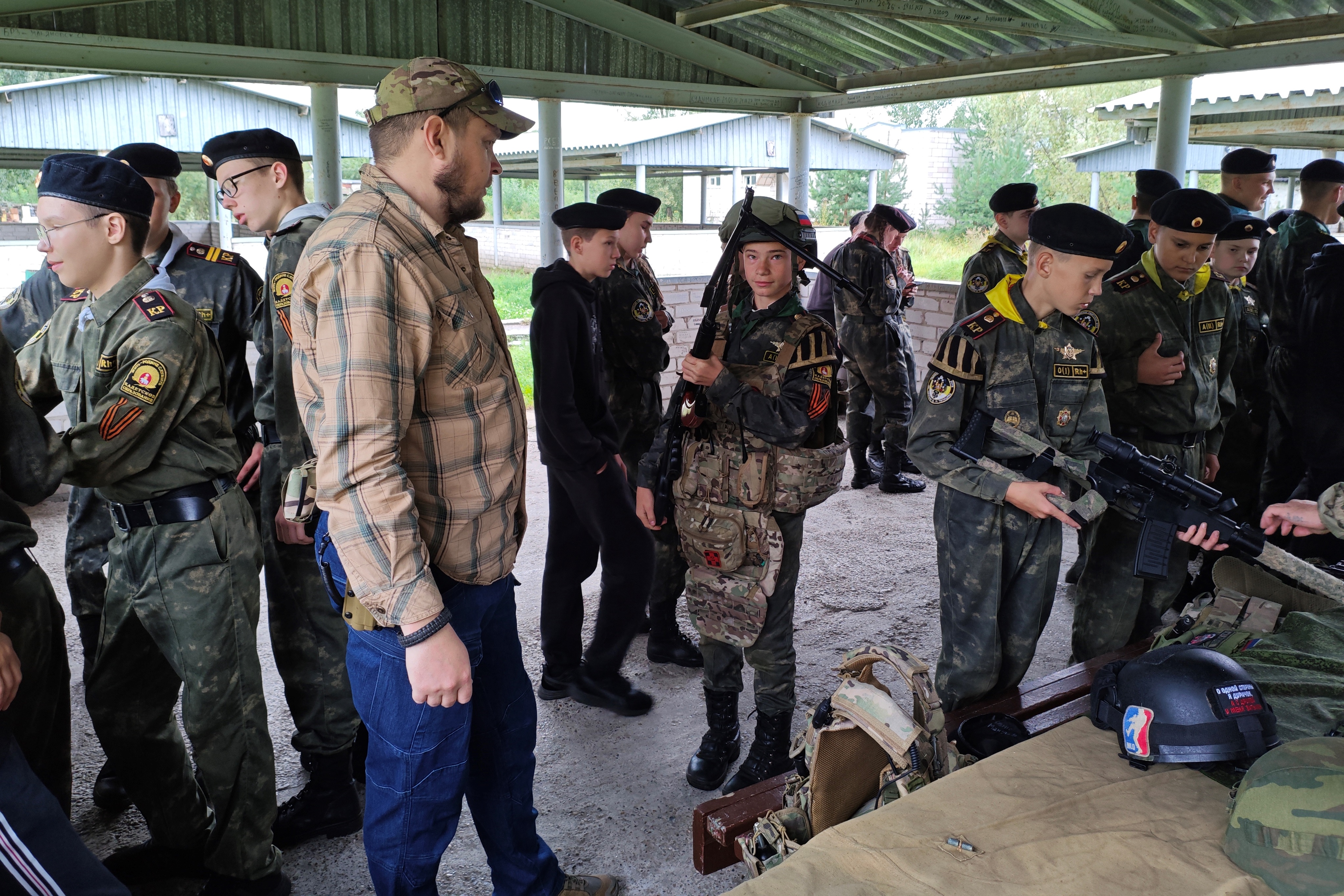 В рамках курса молодого бойца кадеты, вместе с сотрудниками компании Цербер и отрядом патриотического воспитания Боевые псы, ребята погрузились в мир военной подготовки не по учебникам и фильмам, а вживую. В рамках курса молодого бойца кадеты, вместе с сотрудниками компании Цербер и отрядом патриотического воспитания Боевые псы, ребята погрузились в мир военной подготовки не по учебникам и фильмам, а вживую.