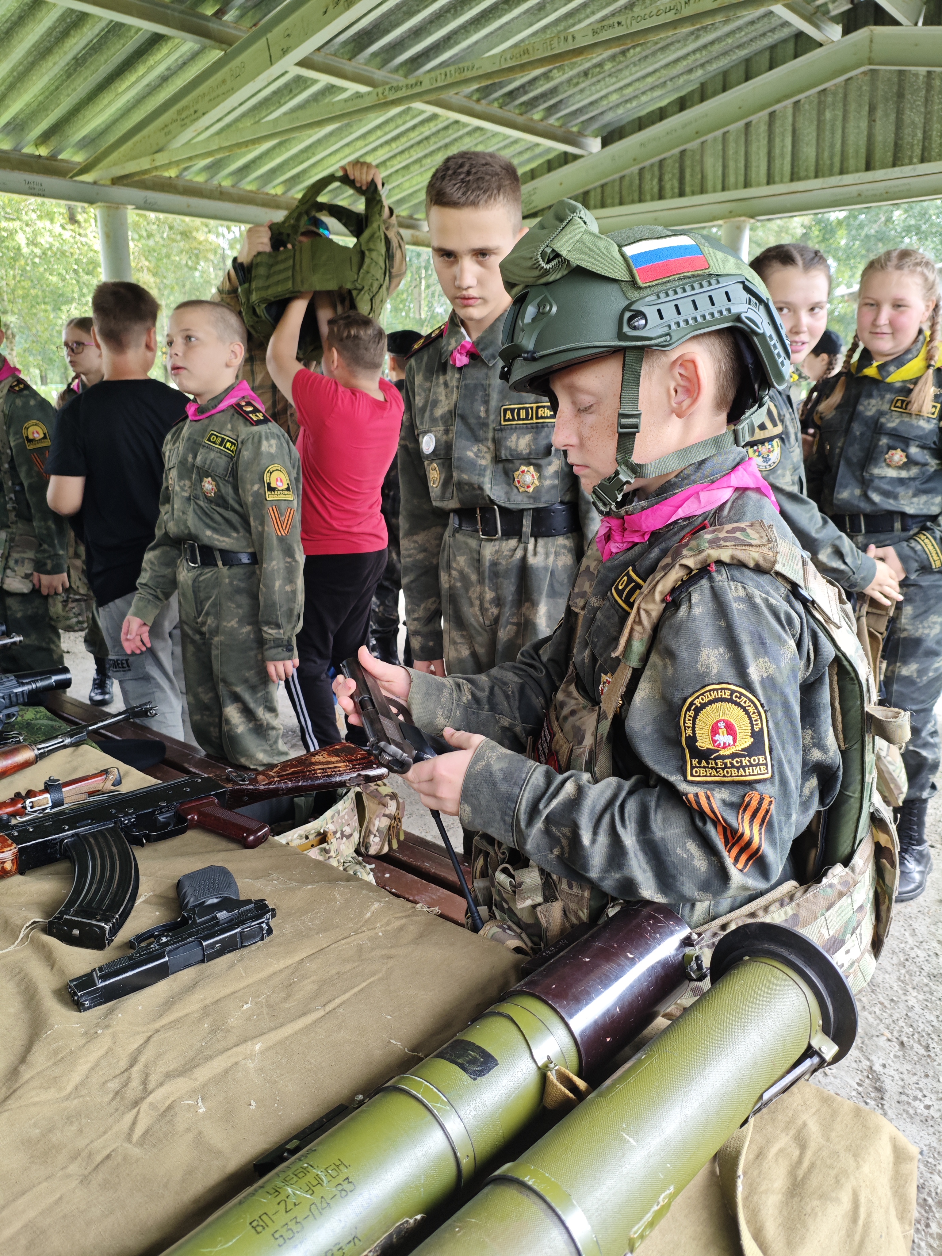 В рамках курса молодого бойца кадеты, вместе с сотрудниками компании Цербер и отрядом патриотического воспитания Боевые псы, ребята погрузились в мир военной подготовки не по учебникам и фильмам, а вживую. В рамках курса молодого бойца кадеты, вместе с сотрудниками компании Цербер и отрядом патриотического воспитания Боевые псы, ребята погрузились в мир военной подготовки не по учебникам и фильмам, а вживую.